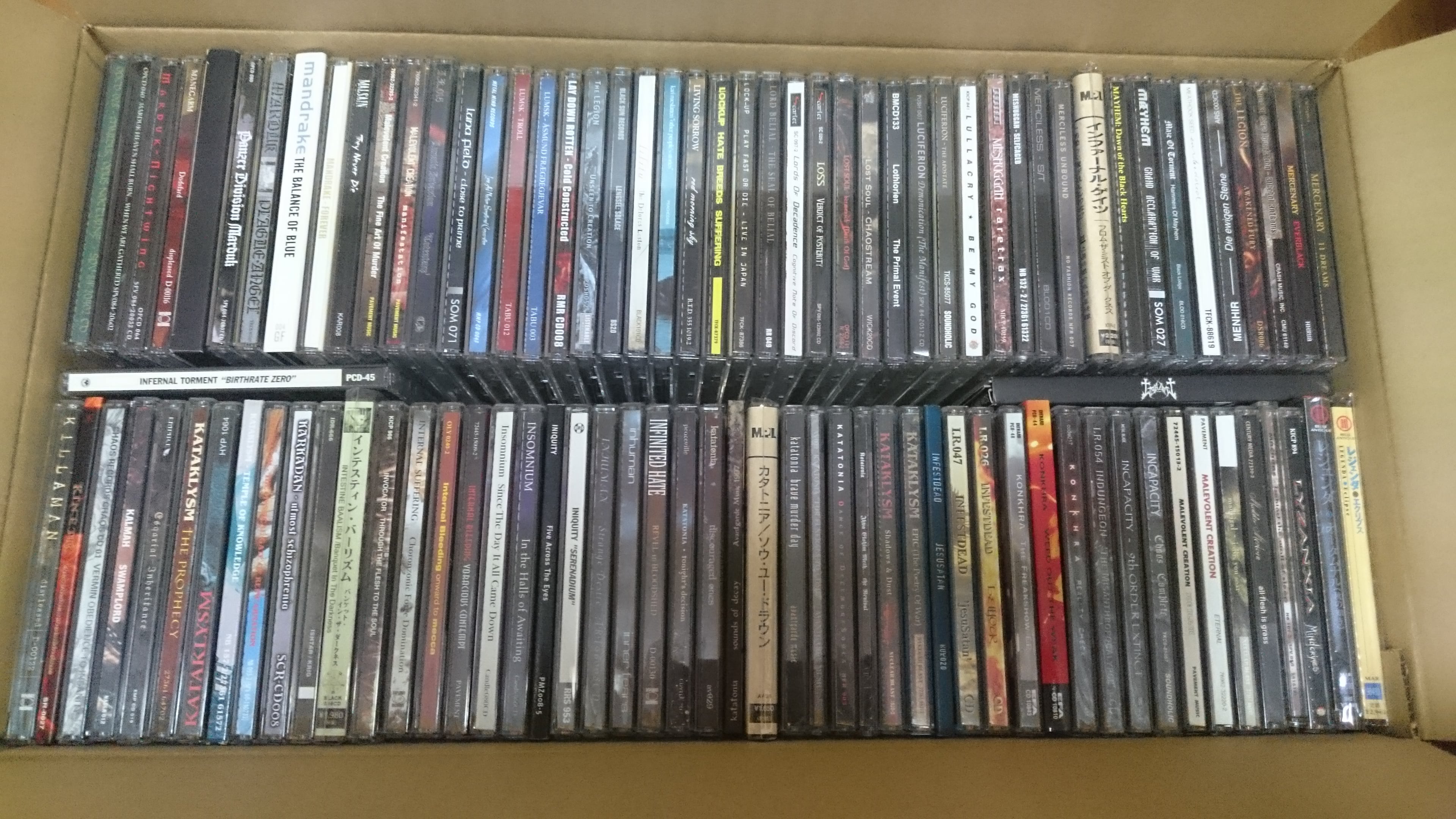 CDを3000枚以上詰め込んだ段ボールの山はこんな感じ。